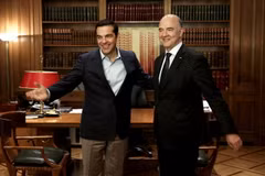 Thủ tướng Hy Lạp Alexis Tsipras (trái) và Ủy viên châu Âu phụ trách kinh tế Pierre Moscovici (phải) tại cuộc gặp ở Athens ngày 25/7. (Nguồn: EPA/TTXVN)