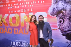 Ca sỹ Hồ Ngọc Hà và đạo diễn phim ​''Kong: Skull Island''. (Nguồn: Vietnam+)