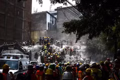 Lực lượng cứu hộ tìm kiếm người mất tích sau trận động đất ở Mexico City, Mexico ngày 21/9. (Nguồn: AFP/TTXVN)