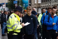 Cảnh sát Anh kiểm tra an ninh trên phố Borough High ở thủ đô London ngày 6/6. (Nguồn: AFP/TTXVN)