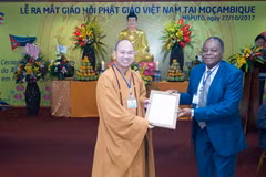 Ông Arao Litsuri, Tổng Cục trưởng Tổng cục Tôn giáo, đại diện Chính phủ Mozambique trao quyết định về việc thành lập Hội Phật giáo cho Đại diện của Giáo hội Phật giáo Việt Nam. (Ảnh: Hưng Hùng/Vietnam+)