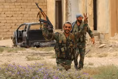 Các lực lượng Syria trong chiến dịch chống IS tại Deir Ezzor ngày 24/9. (Nguồn: AFP/TTXVN)