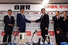 Lãnh đạo LDP, Thủ tướng Nhật Bản Shinzo Abe (thứ 2, trái) và Chủ tịch Hội đồng nghiên cứu chính sách của LDP Fumio Kishida (thứ 3, trái) tại trụ sở LDP ở thủ đô Tokyo ngày 22/10. (Nguồn: THX/TTXVN)