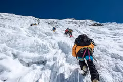 Đỉnh Everest đón các nhà leo núi nước ngoài đầu tiên sau 1 năm