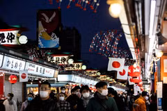 Người dân đeo khẩu trang phòng lây nhiễm COVID-19 tại Tokyo, Nhật Bản, ngày 2/1/2021. (Ảnh: AFP/TTXVN)