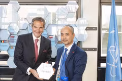 Tổng Giám đốc IAEA Rafael Mariano Grossi trao viên gạch tượng trưng đóng góp của Việt Nam cho Đại sứ Nguyễn Trung Kiên. (Ảnh: Hồng Kỳ/TTXVN)