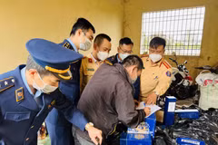 Thanh Hóa: Bắt xe tải chở hàng trăm chai rượu ngoại không rõ nguồn gốc