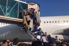 Afghanistan: Mỹ tạm dừng các chuyến bay sơ tán từ sân bay Kabul