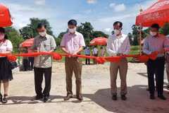 Người Việt tại Campuchia hỗ trợ xây dựng cầu đường ở tỉnh Kampot