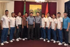 Đội tuyển huấn luyện chó nghiệp vụ Bộ Quốc phòng chụp ảnh lưu niệm tại Đại sứ quán. (Nguồn: baoquocte.vn)