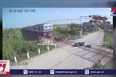 [Video] Bất cẩn khi qua đường sắt, người đàn ông suýt bị tàu hỏa cán