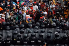 Cảnh sát Mexico và người di cư quá khích đụng độ, 17 người bị thương
