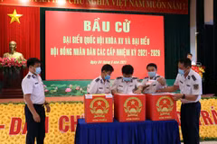 Hình ảnh chiến sỹ, người lao động dài ngày trên biển nô nức bầu cử sớm