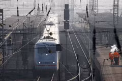 Công nhân Railtrack của đường sắt Đức Deutsche Bahn AG đứng cạnh tàu cao tốc ICE tại ga tàu ở Hanau, Đức, ngày 23/11/2018. (Nguồn: Reuters)