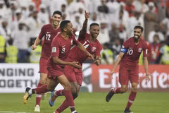 Các cầu thủ Qatar ăn mừng bàn thắng vào lưới đội Các tiểu vương quốc Arab thống nhất (UAE) trong trận bán kết Asian Cup 2019 trên sân Abu Dhabi ngày 29/1/2019. (Ảnh: THX/TTXVN)