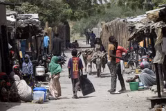 Người dân tại một khu chợ ở Nougboua, khu vực hồ Chad, CH Chad ngày 6/4/2015. (Ảnh: AFP/ TTXVN)