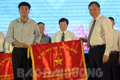 Bí thư Tỉnh ủy Nguyễn Mạnh Hiển trao Cờ thi đua cho các đơn vị có thành tích xuất sắc trong phòng trào "Cả nước thi đua xây dựng nông thôn mới". (Nguồn: haiduong.gov.vn)