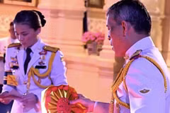 Tân Hoàng hậu Thái Lan Suthida Vajirusongkorn na Ayudhya cùng Nhà vua Vajirusongkorn. (Nguồn: Youtube)