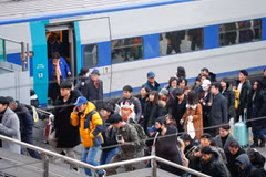 Người dân xếp hàng lên tàu tại nhà ga Seoul, Hàn Quốc. (Ảnh: THX/TTXVN)