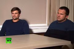 Hai công dân Nga Alexander Petrov (phải) và Ruslan Bosirov trả lời phỏng vấn kênh truyền hình RT của Nga, liên quan đến vụ sát hại cựu điệp viên hai mang Sergey Skripal và con gái. (Ảnh: AFP/TTXVN)