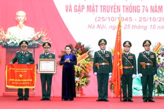 Chủ tịch Quốc hội Nguyễn Thị Kim Ngân trao Danh hiệu Anh hùng LLVT cho Tổng cục II. (Ảnh: Trọng Đức/TTXVN)