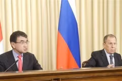 Ngoại trưởng Nga Sergey Lavrov (phải) và Ngoại trưởng Nhật Bản Taro Kono (trái) tại cuộc họp báo chung sau cuộc gặp ở Moskva, Nga ngày 10/5. (Ảnh: Kyodo/TTXVN)