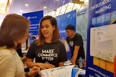 Các đại biểu tham quan và tìm hiểu sản phẩm, dịch vụ cung ứng tại các gian hàng giới thiệu xu hướng ứng dụng công nghệ trong tiếp thị. (Ảnh: Thế Anh/TTXVN)