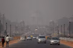 Khói mù ô nhiễm bao phủ bầu trời New Delhi, Ấn Độ ngày 25/10/2018. (Ảnh: AFP/ TTXVN)