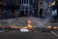 Người biểu tình đốt phá tại một tuyến phố ở Hong Kong, Trung Quốc ngày 8/9/2019. (Ảnh: Kyodo/TTXVN)