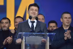 Danh hài Volodymyr Zelensky, 41 tuổi, đã giành chiến thắng áp đảo trước Tổng thống đương nhiệm Poroshenko trở thành tân Tổng thống Ukraine. (Ảnh: AFP/ TTXVN) 