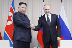 Tổng thống Nga Vladimir Putin (phải) và nhà lãnh đạo Triều Tiên Kim Jong-un trong cuộc gặp tại Trường Đại học Liên bang Viễn Đông ở đảo Rusky thuộc Vladivostok ngày 25/4/2019. (Ảnh: AFP/TTXVN)