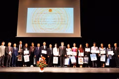 Học sinh, sinh viên và nghiên cứu sinh được khen thưởng năm học 20118-2019.(Ảnh: Hồng Kỳ/Vietnam+)