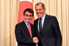 Ngoại trưởng Nga Sergey Lavrov (phải) và người đồng cấp Nhật Bản Taro Kono (trái) tại cuộc hội đàm ở Moskva, Nga. (Ảnh: AFP/TTXVN)