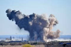 Khói bốc lên sau cuộc không kích của liên minh quân sự do Mỹ đứng đầu tại Deir al-Zor, Syria. (Nguồn: AA/ABACAPRESS.COM/TTXVN)