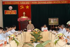 Tổng Bí thư Nguyễn Phú Trọng phát biểu tại buổi làm việc với các đồng chí Ban Thường vụ Tỉnh ủy và cán bộ chủ chốt tỉnh Kon Tum. (Ảnh: Trí Dũng/TTXVN)