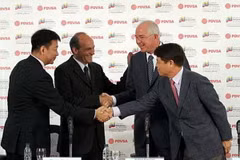 Các quan chức của Venezuela và Samsung tại lễ ký. (Nguồn: Pdvsa)