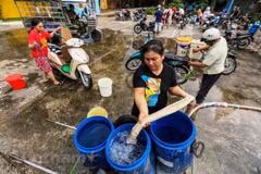 Ngay sau khi có thông tin chính thức về việc nguồn nước sông Đà bị ô nhiễm, một số nhà máy nước sạch đã cấp nước sạch miễn phí cho người dân Thủ đô. (Ảnh: Minh Sơn/Vietnam+)