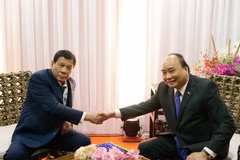 Thủ tướng Chính phủ Nguyễn Xuân Phúc gặp Tổng thống Philippines Rodrigo Duterte. (Ảnh: TTXVN)
