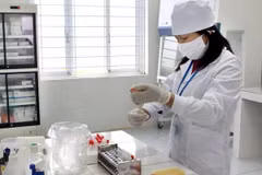 Phòng, chống HIV/AIDS Lai Châu được đầu tư cơ sở vật chất, trang thiết bị phục vụ xét nghiệm, điều trị cho bệnh nhân. (Ảnh minh họa: Dương Ngọc/TTXVN)
