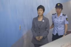 Cựu Tổng thống Hàn Quốc Park Geun-hye (trái) được áp giải tới Tòa án Quận trung tâm Seoul ngày 25/8. (Nguồn: The Straits Time/ TTXVN)