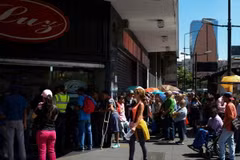 Người dân xếp hàng mua lương thực và đồ gia dụng tại siêu thị ở Caracas, Venezuela ngày 10/11. (Nguồn: AFP/TTXVN)