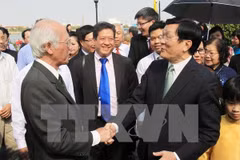 Chủ tịch nước Trương Tấn Sang với các kiều bào. (Ảnh: Nguyễn Khang/TTXVN)