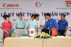 Lễ ký kết hợp tác dự án học bổng "Canon - Chắp cánh nhân tài” năm 2014. (Ảnh: Ngọc Anh/Vietnam+)