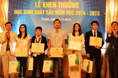 Đại sứ Việt Nam tại Cộng hòa Séc Trương Mạnh Sơn (bên phải) trao giấy khen và phần thưởng cho các em học sinh. (Ảnh: Ngọc Mai/TTXVN) 