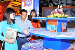 Khách tham quan tại gian hàng các ấn phẩm của TTXVN. (Ảnh: Minh Đức/TTXVN)