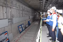 Đường ray của đoàn tàu dưới tầng hầm B2 tại nhà ga Ba Son thuộc tuyến metro số 1 (Bến Thành-Suối Tiên) đã hoàn thiện. (Ảnh: Thanh Vũ/TTXVN)