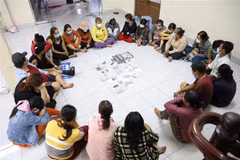 Các đối tượng tham gia đánh bạc và tổ chức đánh bạc bị tạm giữ tại Công an huyện Châu Thành. (Ảnh: TTXVN phát)