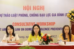 Các đại biểu chủ trì hội nghị lấy ý kiến về Dự thảo Luật Phòng, chống bạo lực gia đình-sửa đổi. (Ảnh: Phan Sáu/TTXVN)