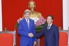 Trưởng Ban Kinh tế Trung ương Trần Tuấn Anh tiếp Đặc phái viên của Tổng Thống Mỹ về Biến đổi khí hậu John Kerry. (Ảnh: Phương Hoa//TTXVN 