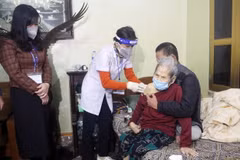 Tiêm vaccine phòng COVID-19 cho người già không thể đi lại. (Ảnh: Nguyễn Chinh/TTXVN)